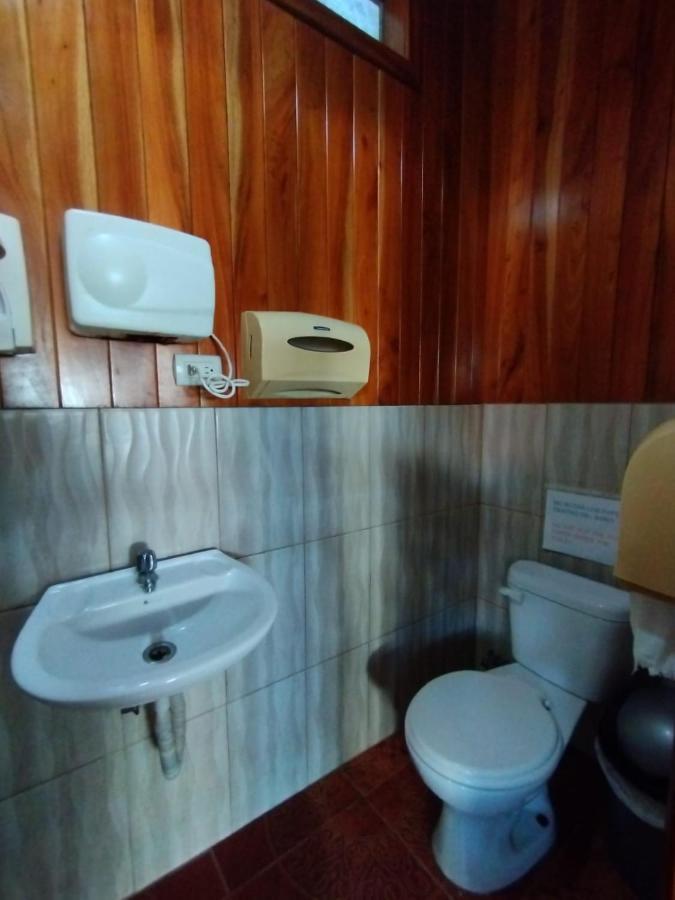 Hostal Brisas Del Mar Puerto Villamil Exterior photo